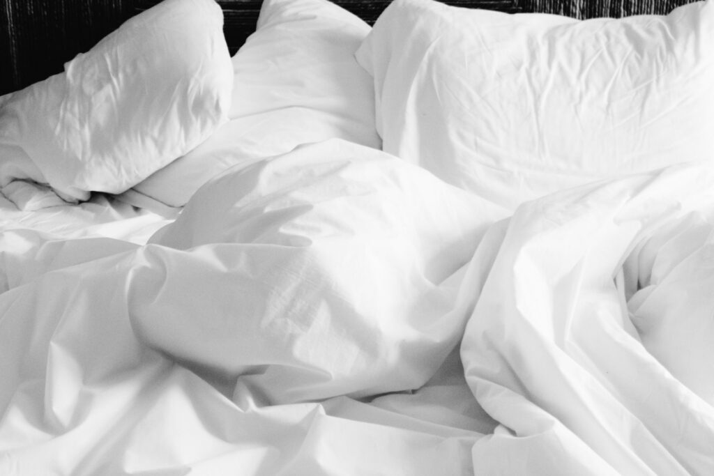cama blanca con almohadas de látex y viscoelástica comparativa