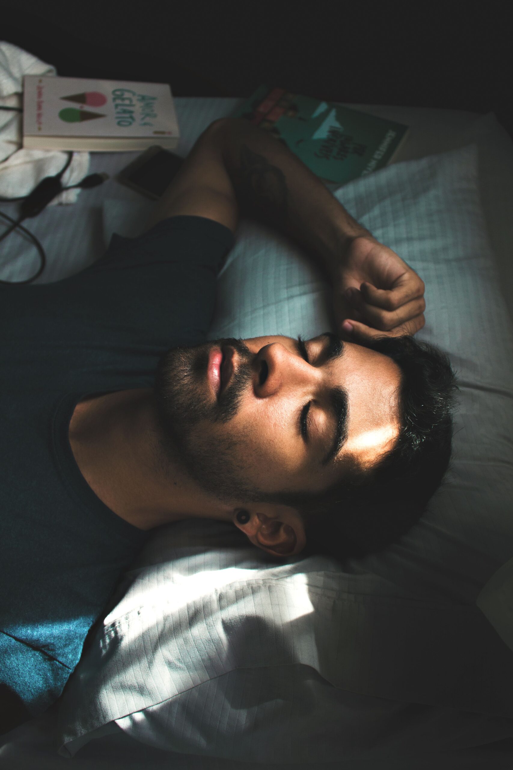 hombre durmiendo placidamente con almohada nueva