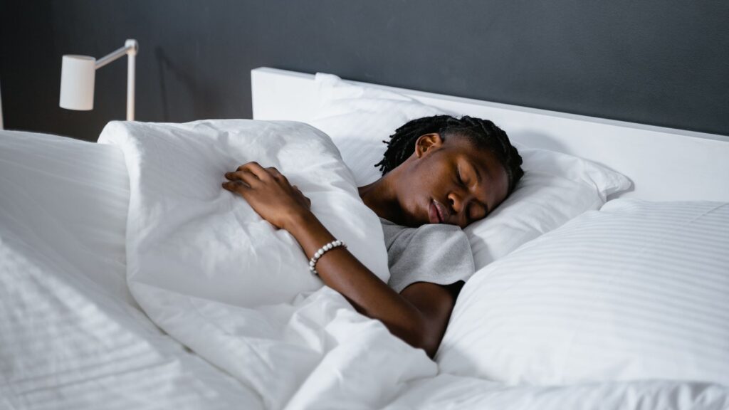 persona durmiendo plácidamente en una cama cómoda