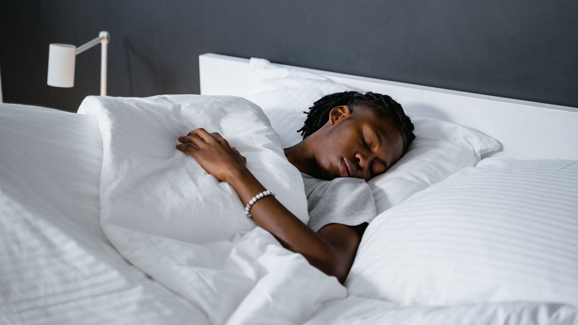 persona durmiendo plácidamente en una cama cómoda
