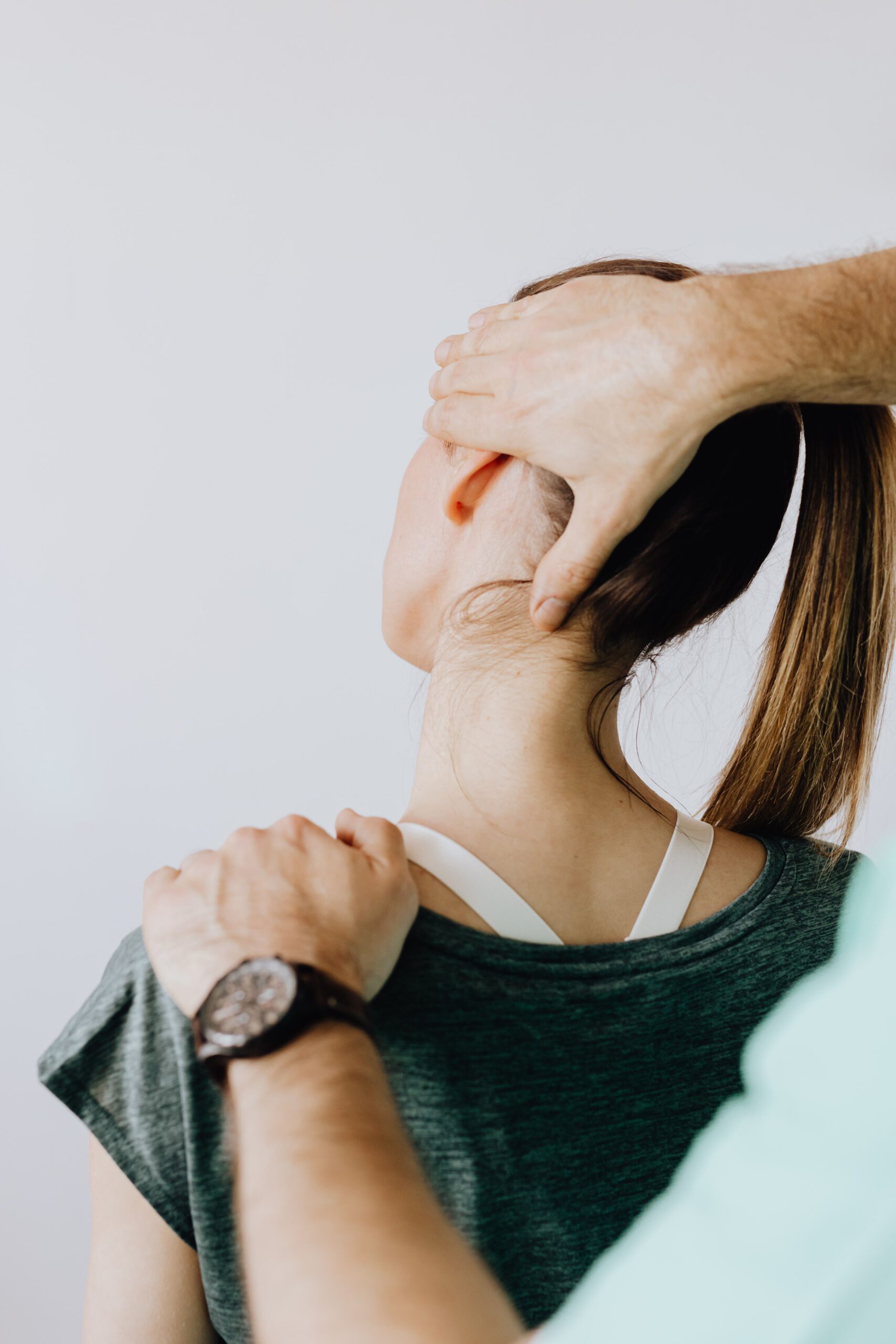 fisioterapeuta tratando columna cervical de paciente