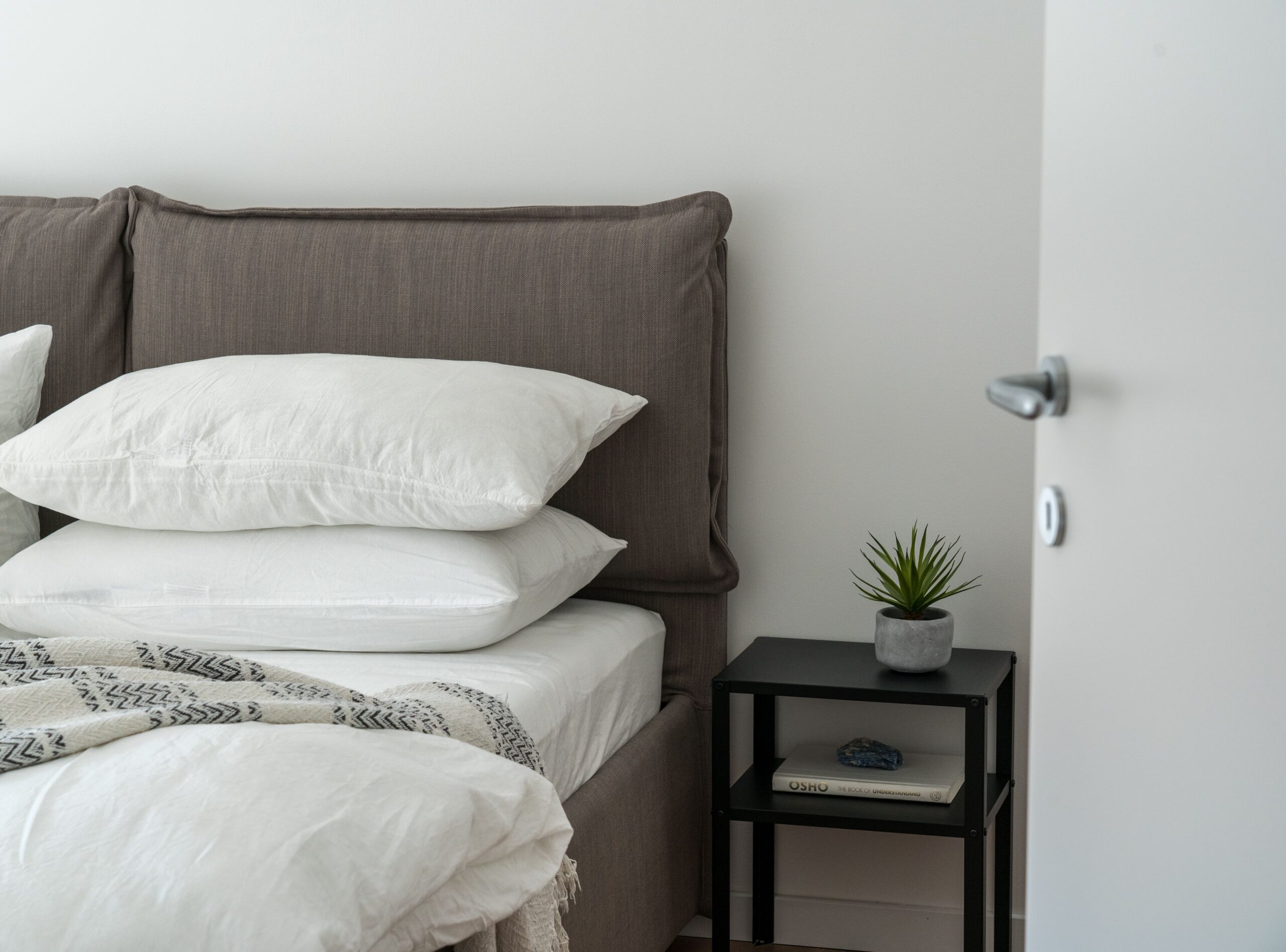 dormitorio elegante con almohada de calidad para un buen descanso