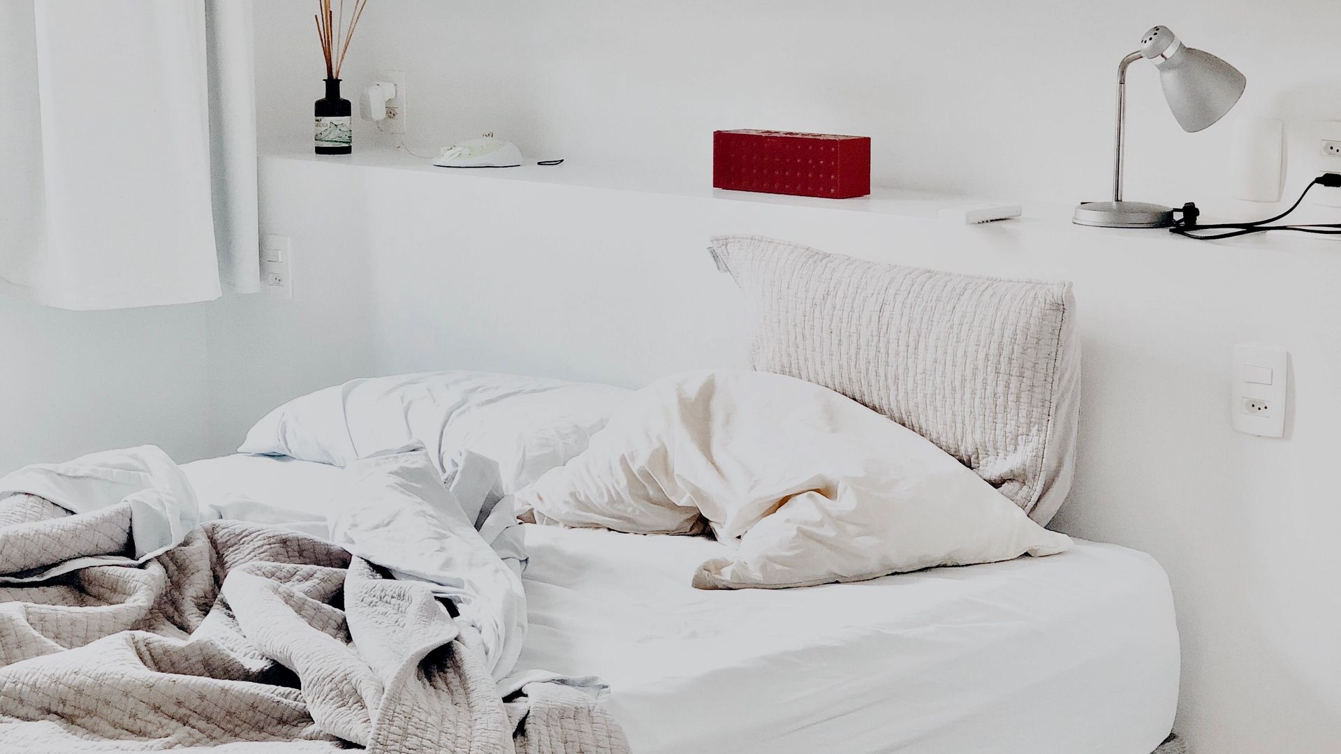 habitación oscura y acogedora con temperatura ideal para dormir rápido