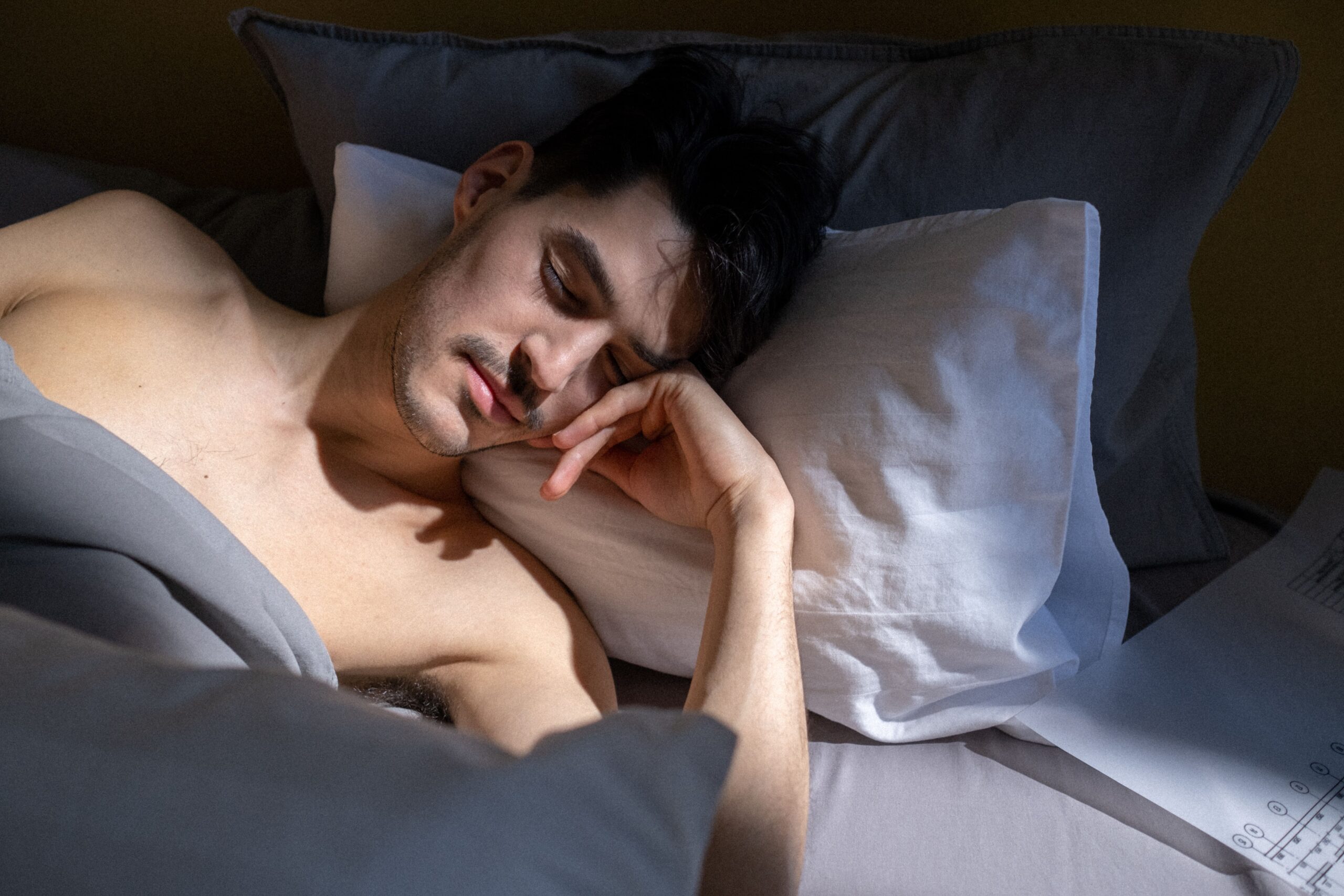 hombre durmiendo boca arriba soporte lumbar y cervical correcto