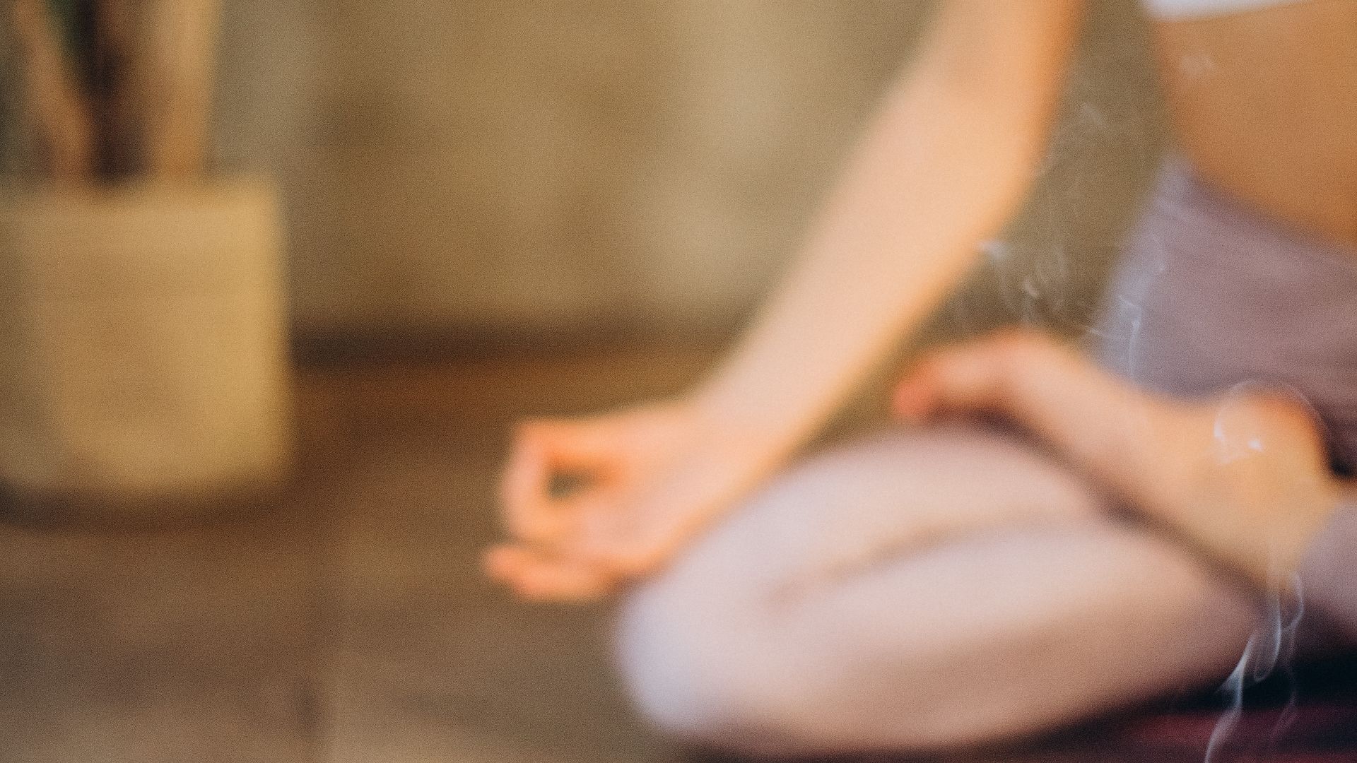mujer practicando técnica de respiración para dormir rápido