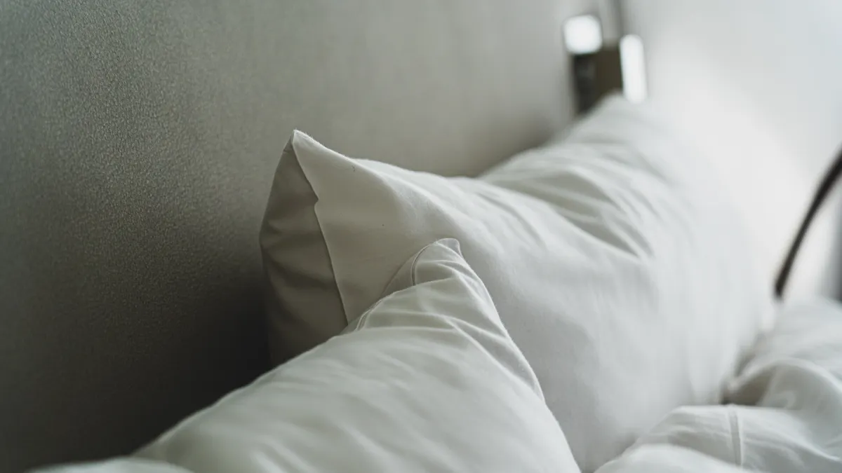 primer plano de almohadas blancas sobre una cama